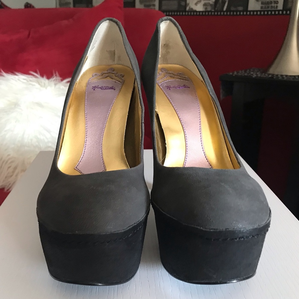 Gray & black platform pump